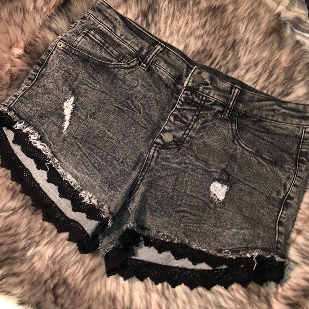 Highwaisted black denim shorts